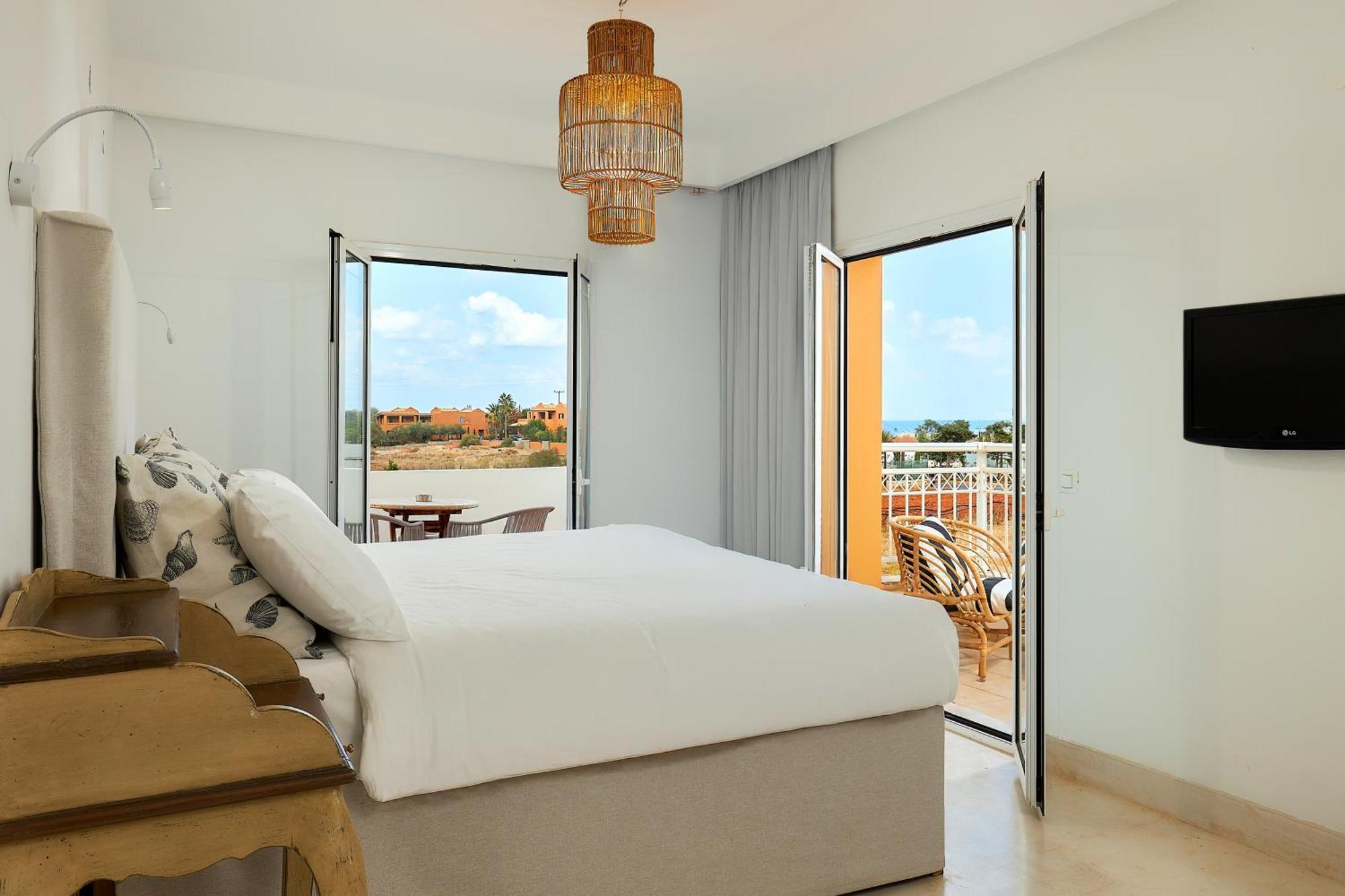 Sirens Beach & Village Малиа Екстериор снимка