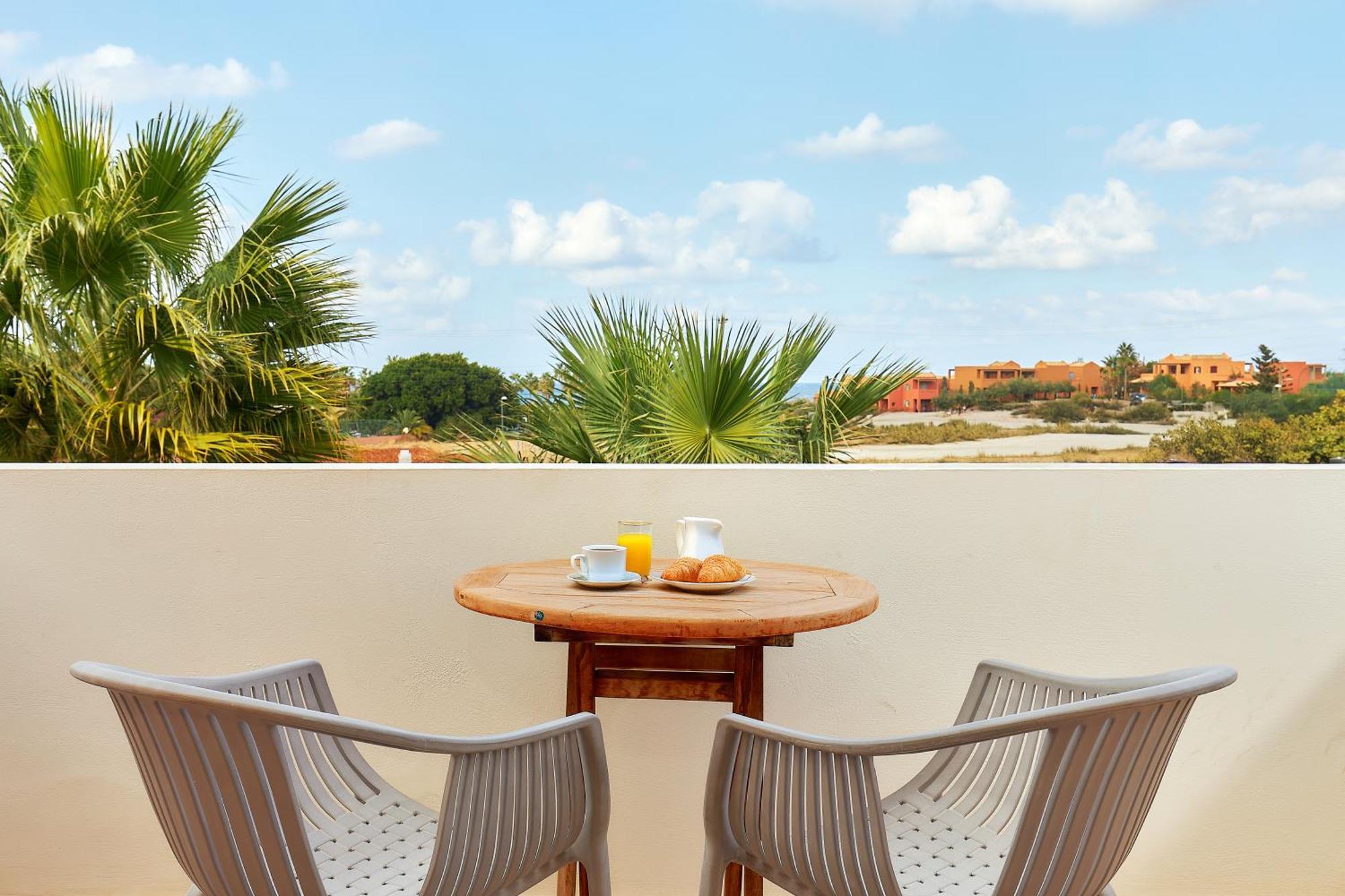 Sirens Beach & Village Малиа Екстериор снимка