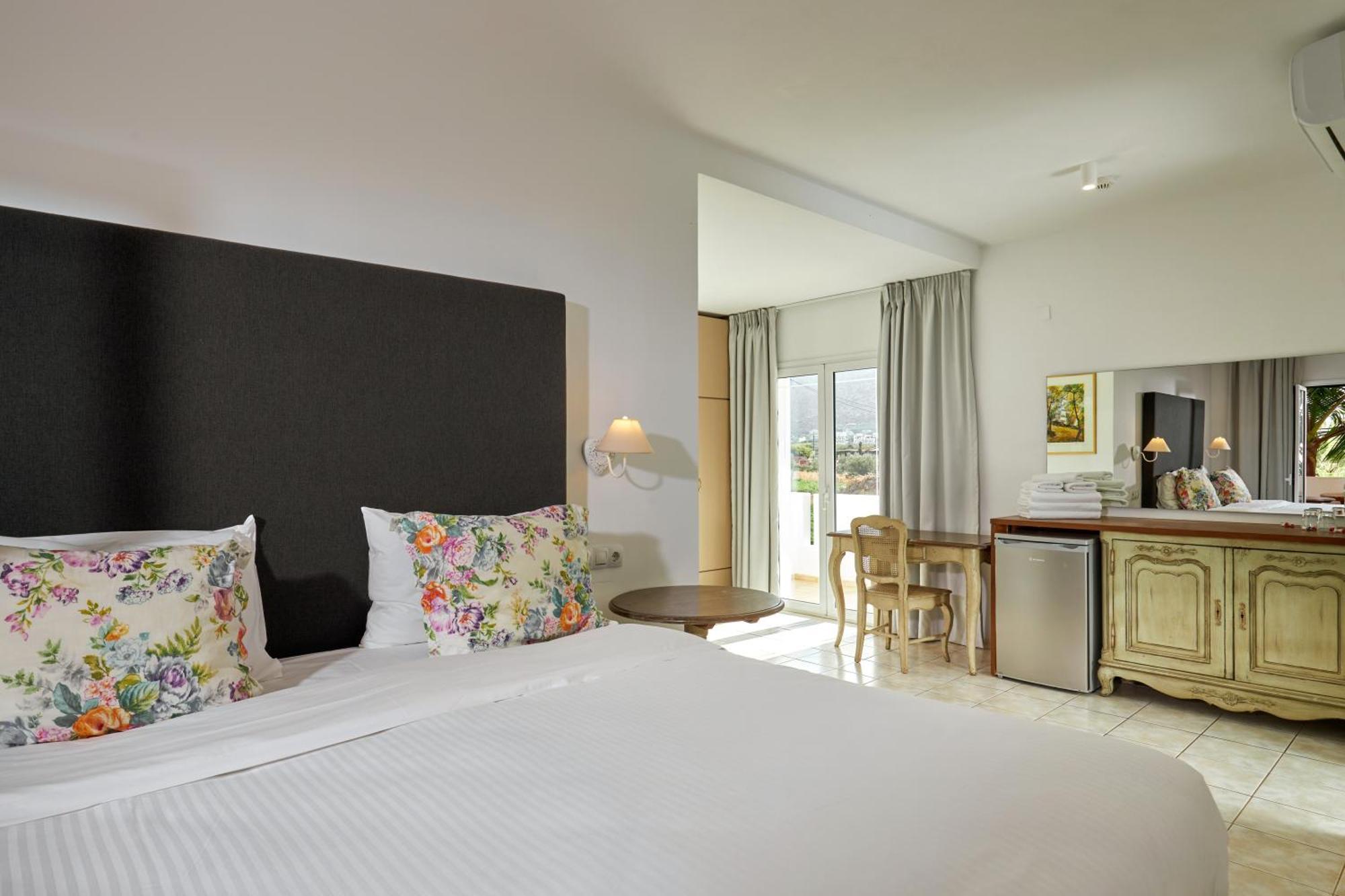 Sirens Beach & Village Малиа Екстериор снимка